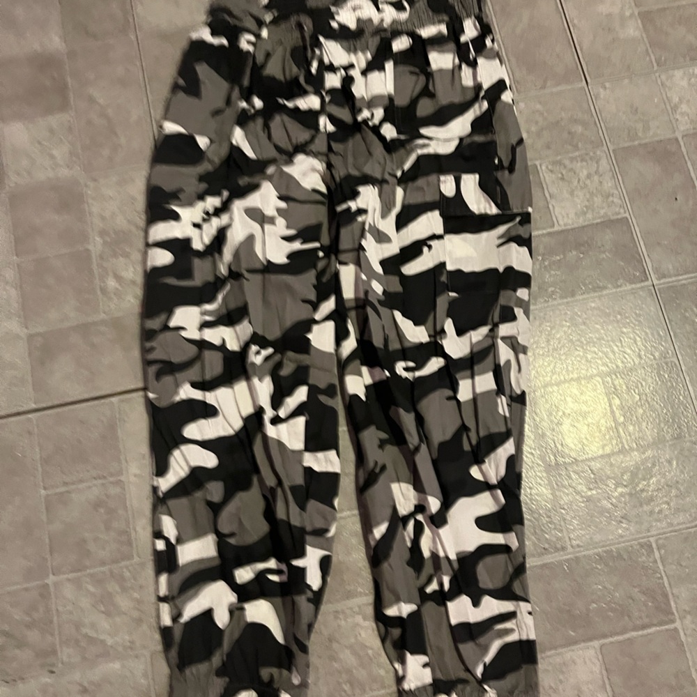 Black and white cargos